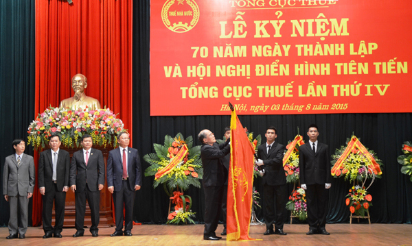  Chủ tịch Quốc hội Nguyễn Sinh Hùng trao Huân chương Độc lập hạng Nhất lần thứ 2 cho Tổng cục Thuế - Ảnh: VGP/Huy Thắng.