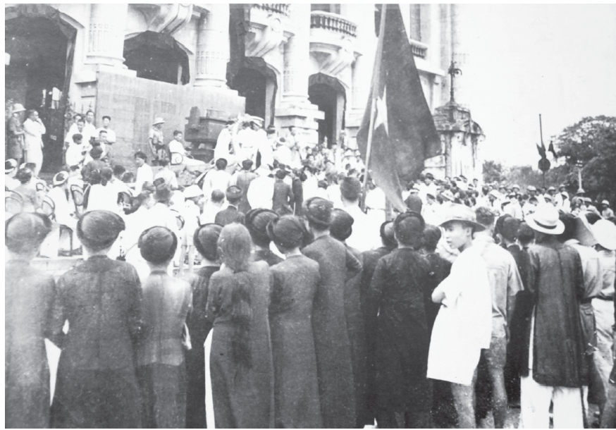  Các tầng lớp Công thương Hà Nội nô nức ủng hộ Quỹ Độc lập và Tuần lễ vàng tổ chức tại Nhà hát lớn, Hà Nội (tháng 9/1945).