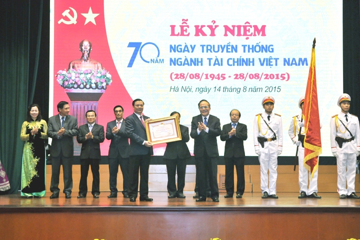 Thay mặt lãnh đạo Đảng, Nhà nước, Chủ tịch Quốc hội Nguyễn Sinh Hùng trao tặng Huân chương Hồ Chí Minh cho ngành Tài chính. Ảnh: VGP/Thành Chung.