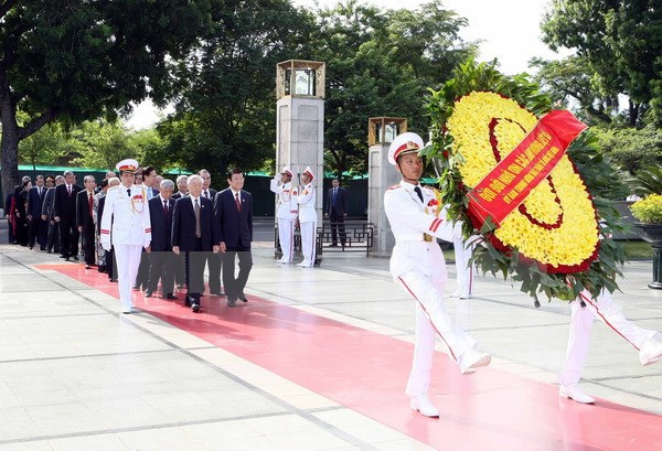 Lãnh đạo Đảng, Nhà nước đặt vòng hoa tại Đài tưởng niệm các Anh hùng Liệt sỹ. Ảnh: TTXVN 