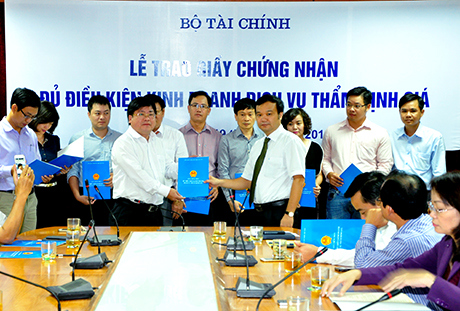 Ông Nguyễn Anh Tuấn, Cục trưởng Cục Quản lý Giá trao Giấy chứng nhận cho doanh nghiệp. Nguồn: mof.gov.vn