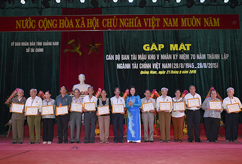 Thứ trưởng Vũ Thị Mai trao Kỷ niệm chương Vì sự nghiệp Tài chính cho các cán bộ Tài mậu Khu V. Nguồn: mof.gov.vn