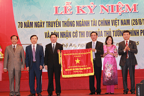 Đồng chí Hồ Đức Phớc Bí thư Tỉnh ủy trao Cờ Thi đua Chính phủ cho Sở Tài chính Nghệ An. Nguồn: thoibaotaichinhvietnam.vn