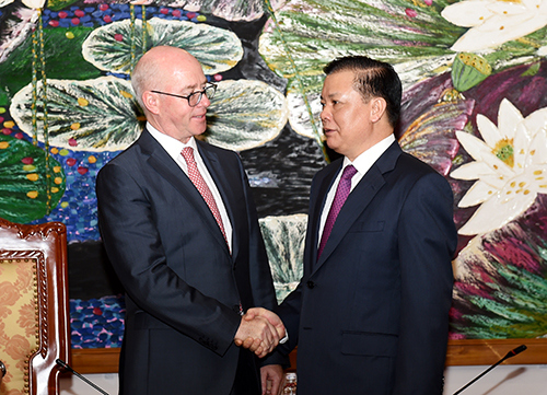 Bộ trưởng Đinh Tiến Dũng và Ông Jonathan Dunn, Trưởng đại diện VP IMF tại Việt Nam. Nguồn: mof.gov.vn