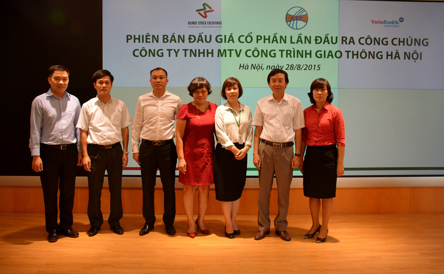  Phó Chủ tịch HĐQT kiêm Tổng Giám đốc HNX Nguyễn Thị Hoàng Lan (thứ 3 từ phải sang) chụp ảnh kỷ niệm cùng với lãnh đạo Công ty TNHH MTV Công trình Giao thông Hà Nội.