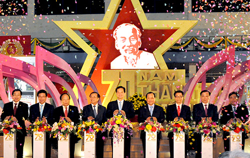 Thủ tướng Nguyễn Tấn Dũng và các đại biểu nhấn nút khai mạc Triểm lãm.