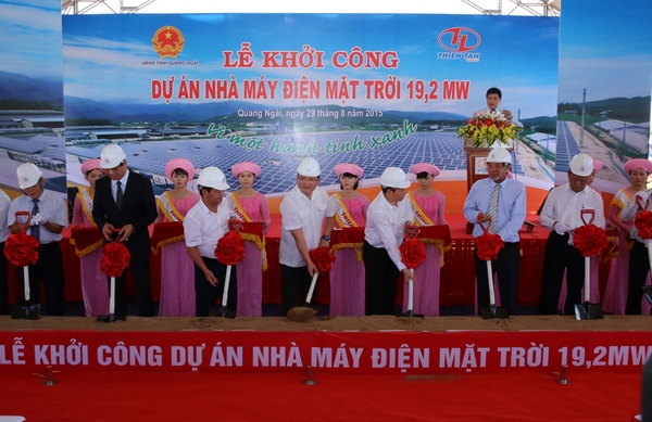 Nhà máy điện mặt trời đầu tiên của Việt Nam được khởi công tại huyện Mộ Đức (Quảng Ngãi) với tổng vốn đầu tư xây dựng nhà máy là 826 tỷ đồng. Nguồn:  dddn.com.vn
