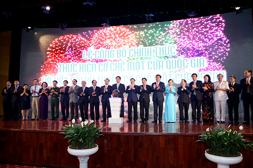 Thủ tướng Chính phủ Nguyễn Tấn Dũng ấn nút khai trương. Nguồn: mof.gov.vn