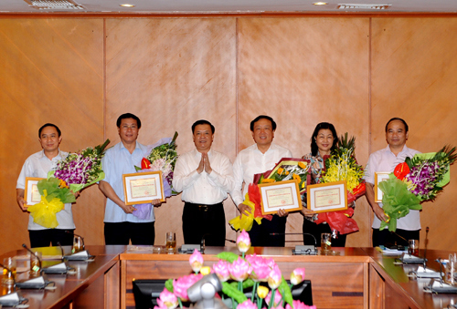 Bộ trưởng trao tặng Kỷ niệm chương “Vì sự nghiệp Tài chính” cho Lãnh đạo VKSNDTC. Nguồn: mof.gov.vn