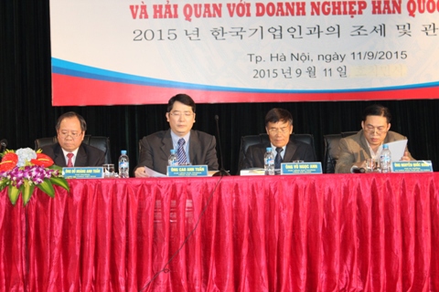 Thứ trưởng Bộ Tài chính Đỗ Hoàng Anh Tuấn (bìa trái) và đại diện Tổng cục Thuế, Tổng cục Hải quan, Vụ Chính sách thuế (Bộ Tài chính) trả lời các câu hỏi của DN Hàn Quốc chiều 11/9. Ảnh: N.M.