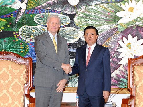 Bộ trưởng Đinh Tiến Dũng và ông Eric Sidgwick Giám đốc quốc gia ADB tại Việt Nam. Nguồn: mof.gov.vn