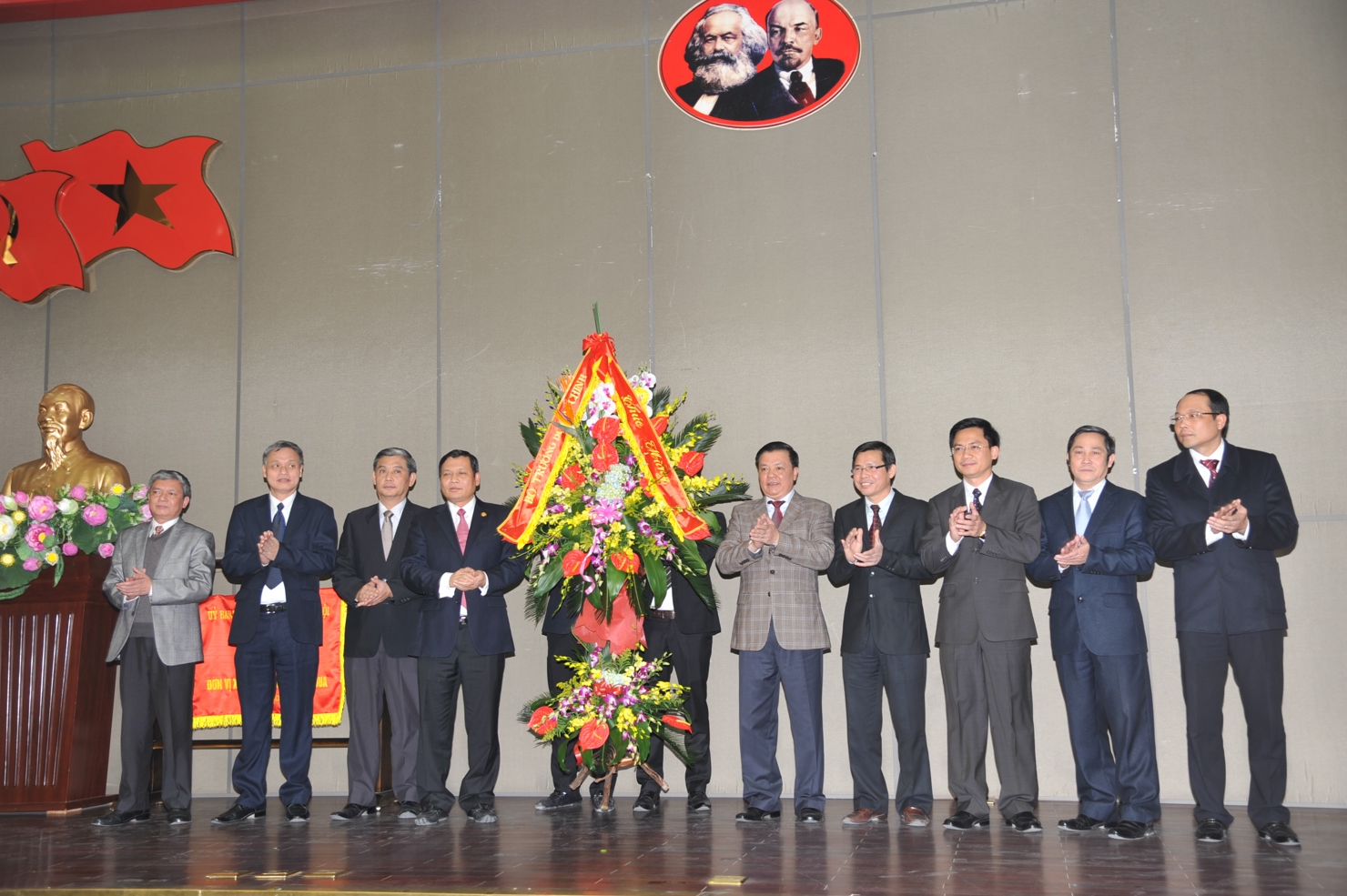 Bộ trưởng Bộ Tài chính chúc mừng Cục Thuế Hà Nội hoàn thành nhiệm vụ thu ngân sách nhà nước năm 2013.