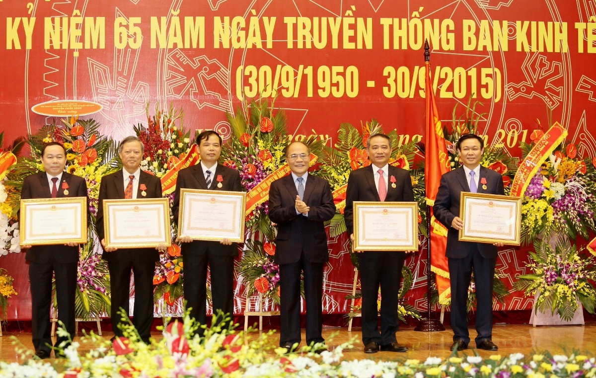Chủ tịch Quốc hội Nguyễn Sinh Hùng trao Huân chương Lao động cho tập thể và các cá nhân Ban Kinh tế Trung ương. Ảnh: VGP/Huy Thắng