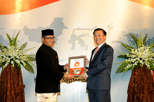 Đại sứ Indonesia Mayerfas tặng quà lưu niệm cho Bộ trưởng Đinh Tiến Dũng. Nguồn: mof.gov.vn
