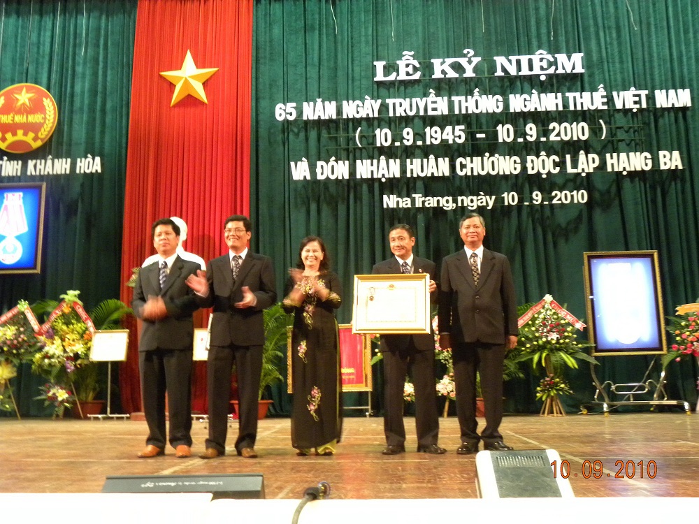 Cục Thuế Khánh Hòa đón nhận Huân chương Độc lập hạng Ba (tháng 9/2010).