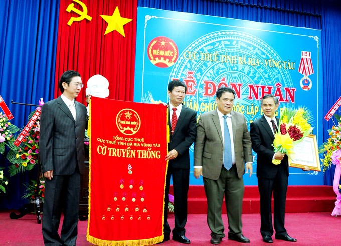 Cục Thuế Bà Rịa - Vũng Tàu đón nhận Huân chương Độc lập hạng Ba năm (2013).