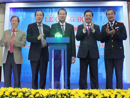 Phó Thủ tướng Chính phủ Vũ Văn Ninh và Bộ trưởng Bộ Tài chính Đinh Tiến Dũng tại Lễ công bố kết nối chính thức Cơ chế một cửa quốc gia tại cảng biển quốc tế (tháng 11/2014).