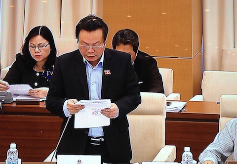 Chủ nhiệm Uỷ ban Tài chính ngân sách Phùng Quốc Hiển trình bày báo cáo thẩm tra về các đề xuất của Chính phủ.