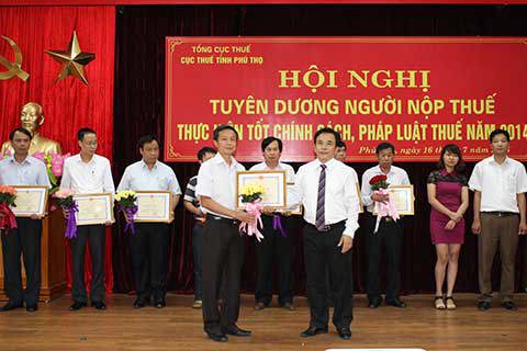 Ông Hoàng Văn Đài (bên phải) - Cục trưởng Cục Thuế tỉnh Phú Thọ trao phần thưởng cho các doanh nghiệp và doanh nhân thực hiện tốt chính sách, pháp luật thuế năm 2104.