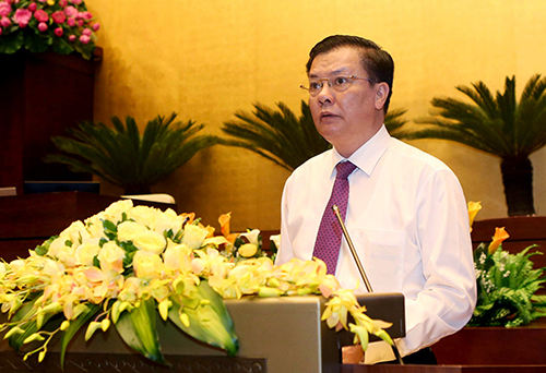 Bộ trưởng Đinh Tiến Dũng trình bày Tờ trình về dự án Luật Thuế xuất khẩu, thuế nhập khẩu (sửa đổi). Ảnh TTXVN