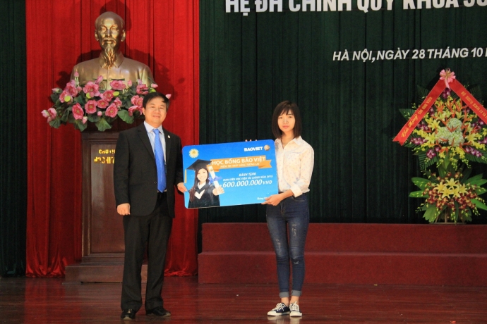 Ông Đào Đình Thi trao học bổng cho đại diện sinh viên Học viện Tài chính.