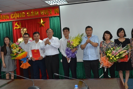 Ông Bùi Văn Nam trao Quyết định thành lập Phòng Thanh tra giá chuyển nhượng.