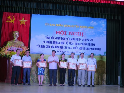 Phó Chủ tịch UBND huyện Đông Anh Trần Đình Nam trao Bằng khen cho các tập thể, cá nhân có thành tích xuất sắc.