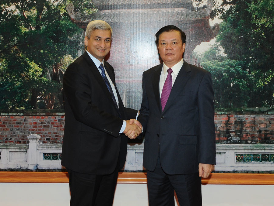 Bộ trưởng Đinh Tiến Dũng và ông Ajay Kanwal. Nguồn: baohaiquan.vn