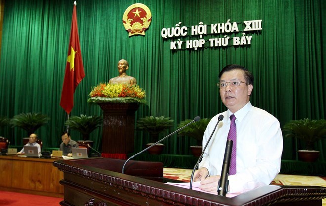 Bộ trưởng Bộ Tài chính Đinh Tiến Dũng trả lời chất vấn tại kỳ họp Quốc hội khóa XIII.