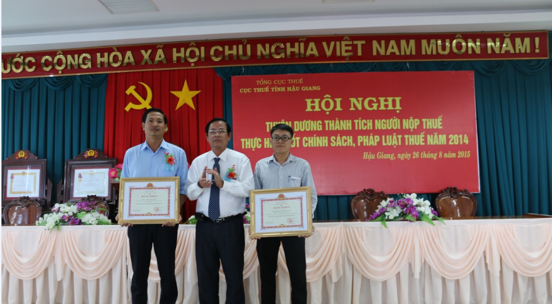 Ông Nguyễn Hùng Sửu - Cục trưởng Cục Thuế tỉnh Hậu Giang trao Bằng khen Bộ Tài chính cho Người nộp thuế.