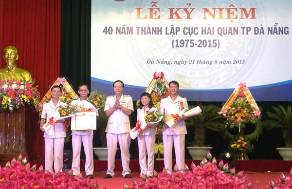 Phó Tổng cục trưởng Nguyễn Công Bình, thừa ủy quyền, trao Bằng khen của Bộ trưởng Bộ Tài chính cho Cục Hải quan Đà Nẵng. Nguồn: internet