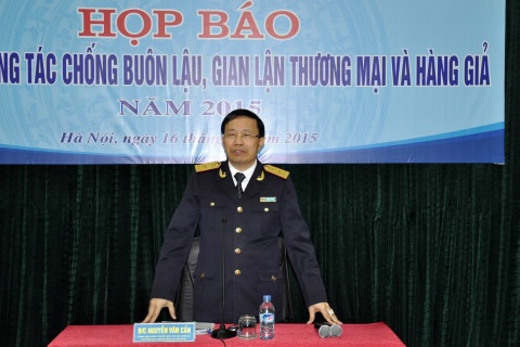 Phó Tổng cục trưởng TCHQ, kiêm Chánh Văn phòng Thường trực Ban Chỉ đạo 389 quốc gia Nguyễn Văn Cẩn chủ trì buổi họp báo.