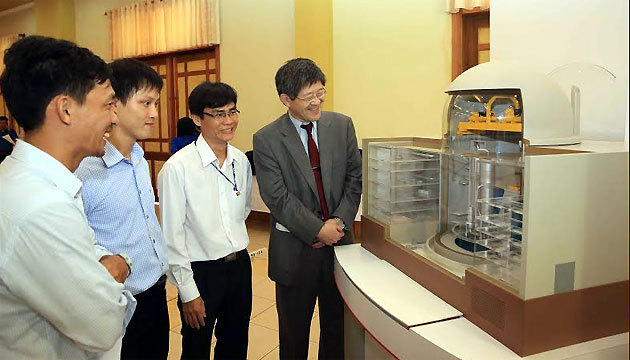 Người dân Ninh Thuận tham quan mô hình nhà máy điện hạt nhân.