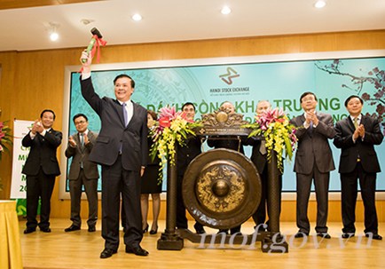 Bộ trưởng Bộ Tài chính Đinh Tiến Dũng đánh cồng khai trương phiên giao dịch đầu Xuân (2014).