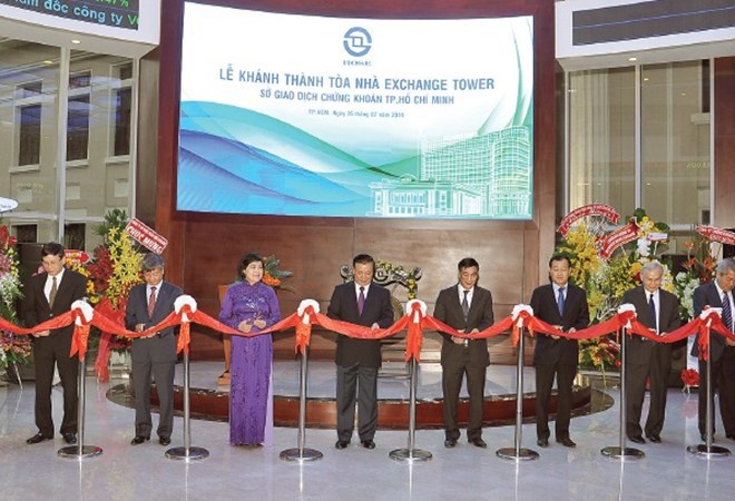 Bộ trưởng Đinh Tiến Dũng và lãnh đạo Bộ Tài chính, UBND TP. Hồ Chí Minh cắt băng khánh thành tòa nhà làm việc mới Sở GDCK TP.