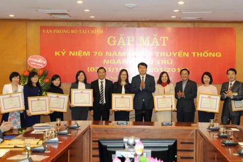 Đồng chí Nguyễn Đức Chi trao Bằng khen Bộ trưởng cho các cá nhân có thành tích xuất sắc trong công tác lưu trữ.