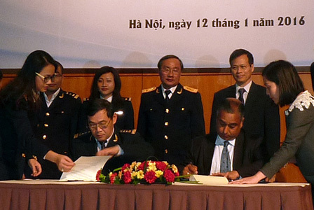 Ông Nguyễn Toàn, đại diện Tổng cục Hải quan và ông Sandeep Mahajan, chuyên gia kinh tế trưởng WB tại Việt Nam thực hiện ký kết. Ảnh: Hải Anh