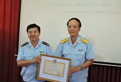 Phó Tổng cục trưởng Nguyễn Công Bình (bên phải) trao Giấy khen về thành tích năm 2015 của Tổng cục Hải quan cho Hải quan Long An. Ảnh: HQLA