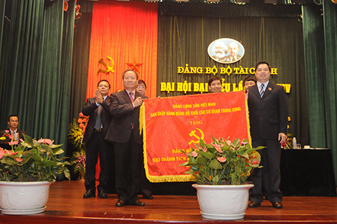 Đảng Bộ khối các cơ quan trung ương tặng Cờ thi đua cho Đảng Bộ Tài chính năm 2015.