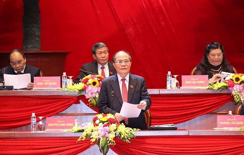 Đồng chí Nguyễn Sinh Hùng, Ủy viên Bộ Chính trị, Chủ tịch Quốc hội thay mặt Đoàn Chủ tịch điều hành phiên họp. Ảnh: TTXVN