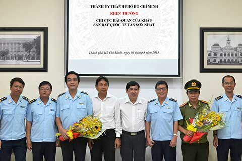 Thành ủy TP. Hồ Chí Minh khen thưởng thành tích phát hiện và bắt giữ lô hàng quân trang quân dụng của Chi cục Hải quan sân bay Tân Sơn Nhất.