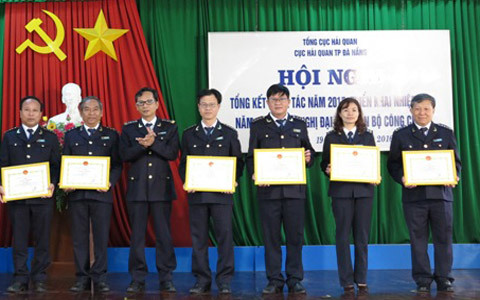 Nhiều tập thể, cá nhân Hải quan Đà Nẵng được khen thưởng về thành tích thu ngân sách năm 2015. Ảnh: Mai Anh