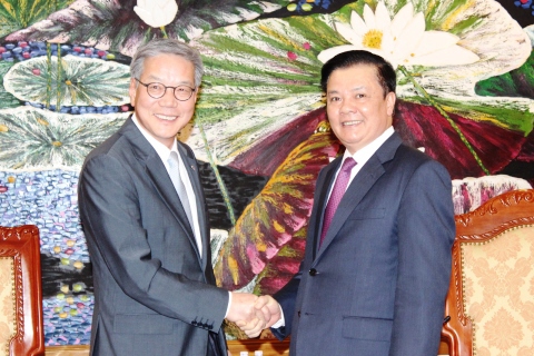 Bộ trưởng Đinh Tiến Dũng (phải) tiếp ông Young-key Hwang chiều 8/3. Ảnh: NM.