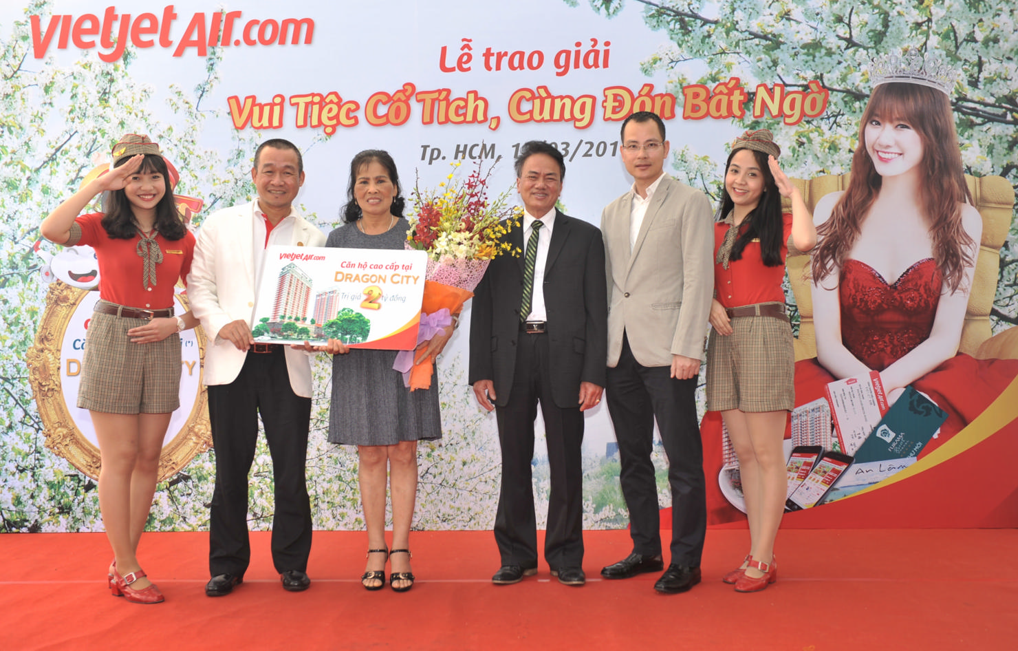 Khách hành Nguyễn Thị Vy nhận giải thưởng.