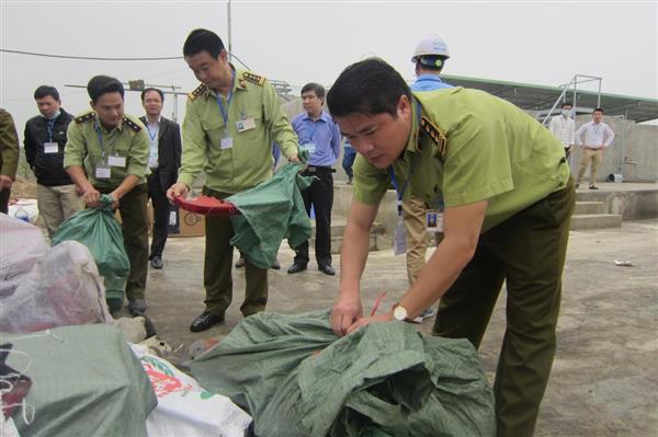 Lực lượng Quản lý thị trường Hà Nội tiêu hủy hàng hóa vi phạm.