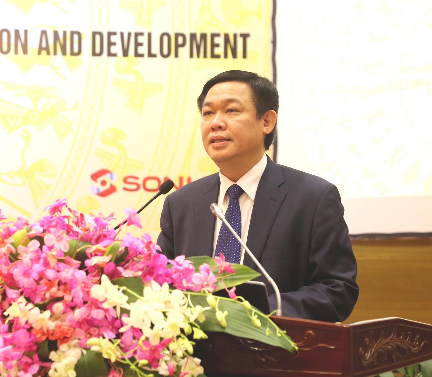 Trưởng Ban Kinh tế Trung ương Vương Đình Huệ phát biểu tại hội thảo. Ảnh: VGP/Huy Thắng