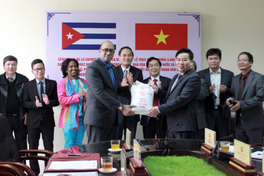 Phó Tổng cục trưởng Lê Văn Thời trao tượng trưng 5.000 tấn gạo gửi tặng nhân dân Cuba cho Đại sứ Cuba tại Việt Nam Herminio Lopez Diaz.