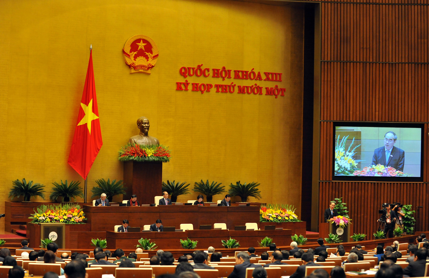 Quốc hội thông qua Nghị quyết về kế hoạch phát triển kinh tế-xã hội 5 năm (2016-2020).