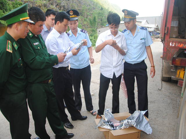 Cán bộ Hải Quan Hà Giang phối hợp với Bộ đội Biên Phòng thị trấn Phó Bảng trong công tác phòng chống buôn lậu.