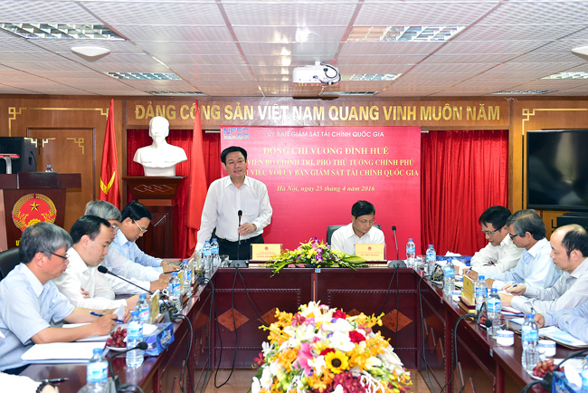 Phó Thủ tướng Vương Đình Huệ đánh giá cao những cố gắng của Ủy ban trong nghiên cứu, đề xuất với Thủ tướng Chính phủ các giải pháp về điều hành kinh tế vĩ mô.